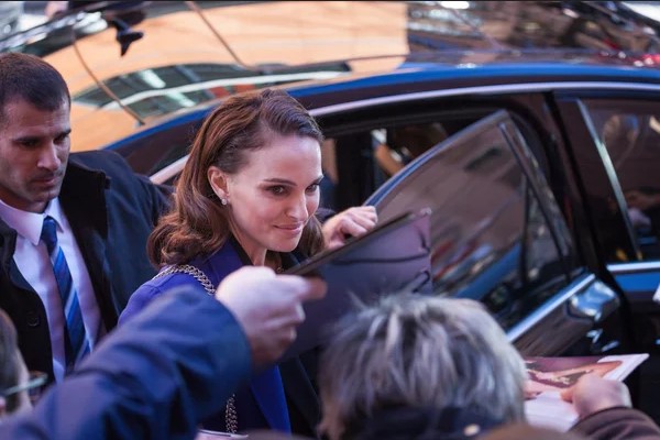 Natalie Portman donne son autographe